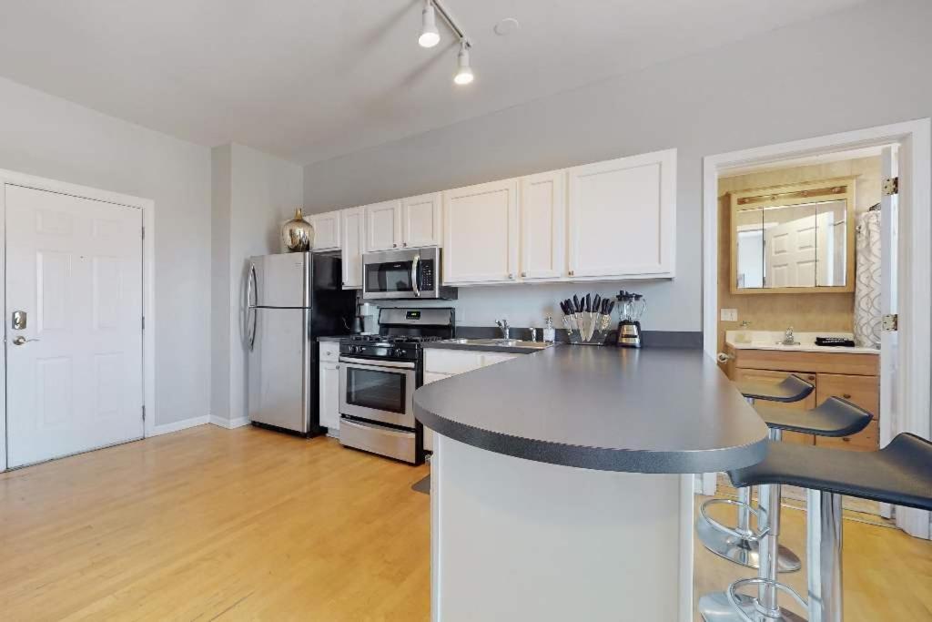 Apartamento Sleek Urban Retreat Steps From Il Med District *