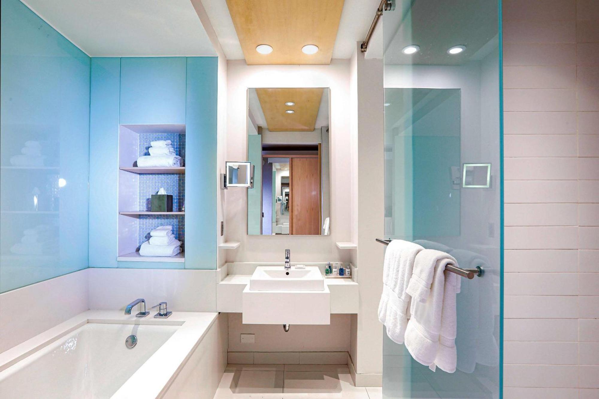 Radisson Blu Aqua Hotel, 4*