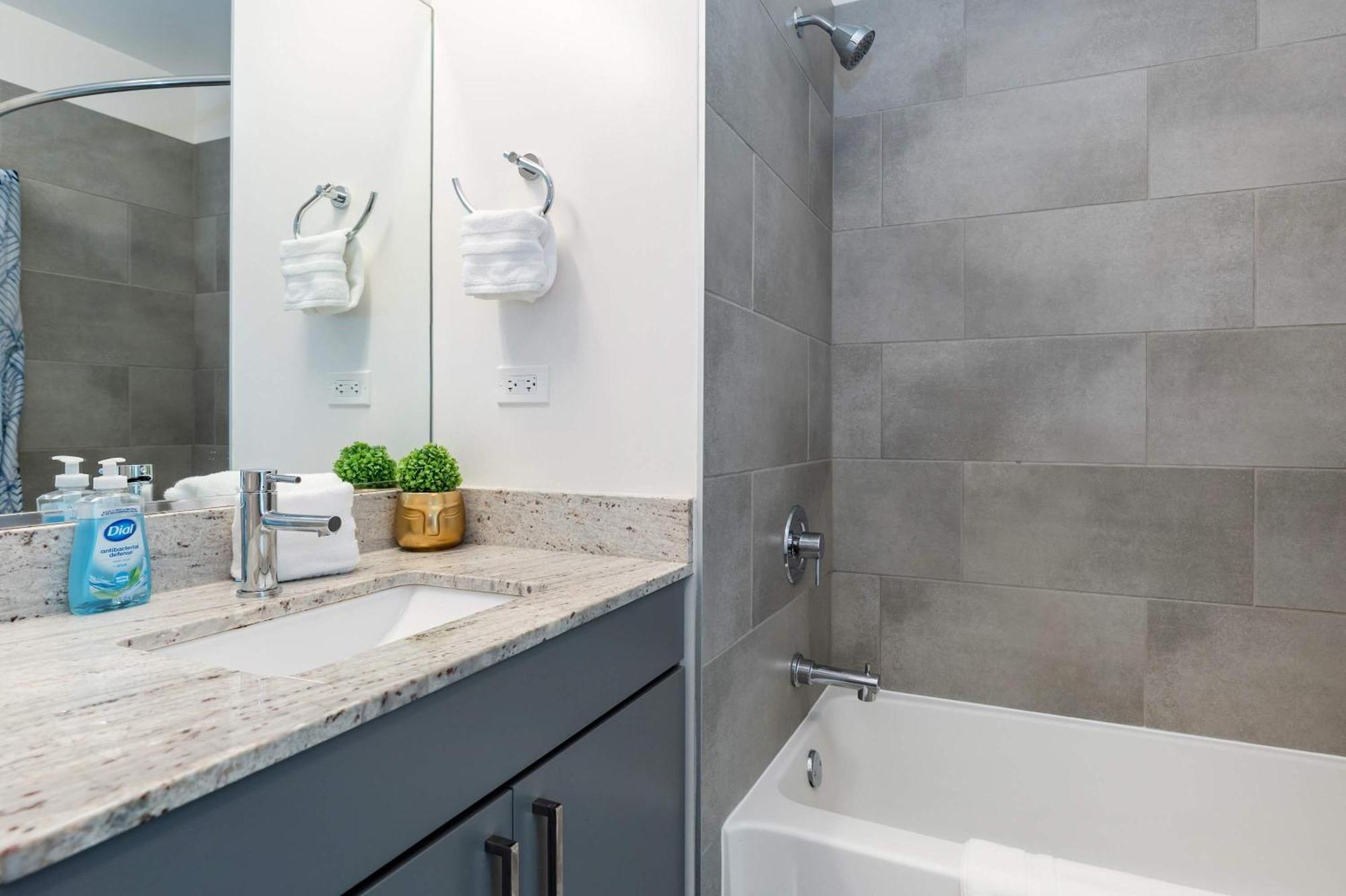 Apartment 1br Loft With Modern Glass Views Chicago