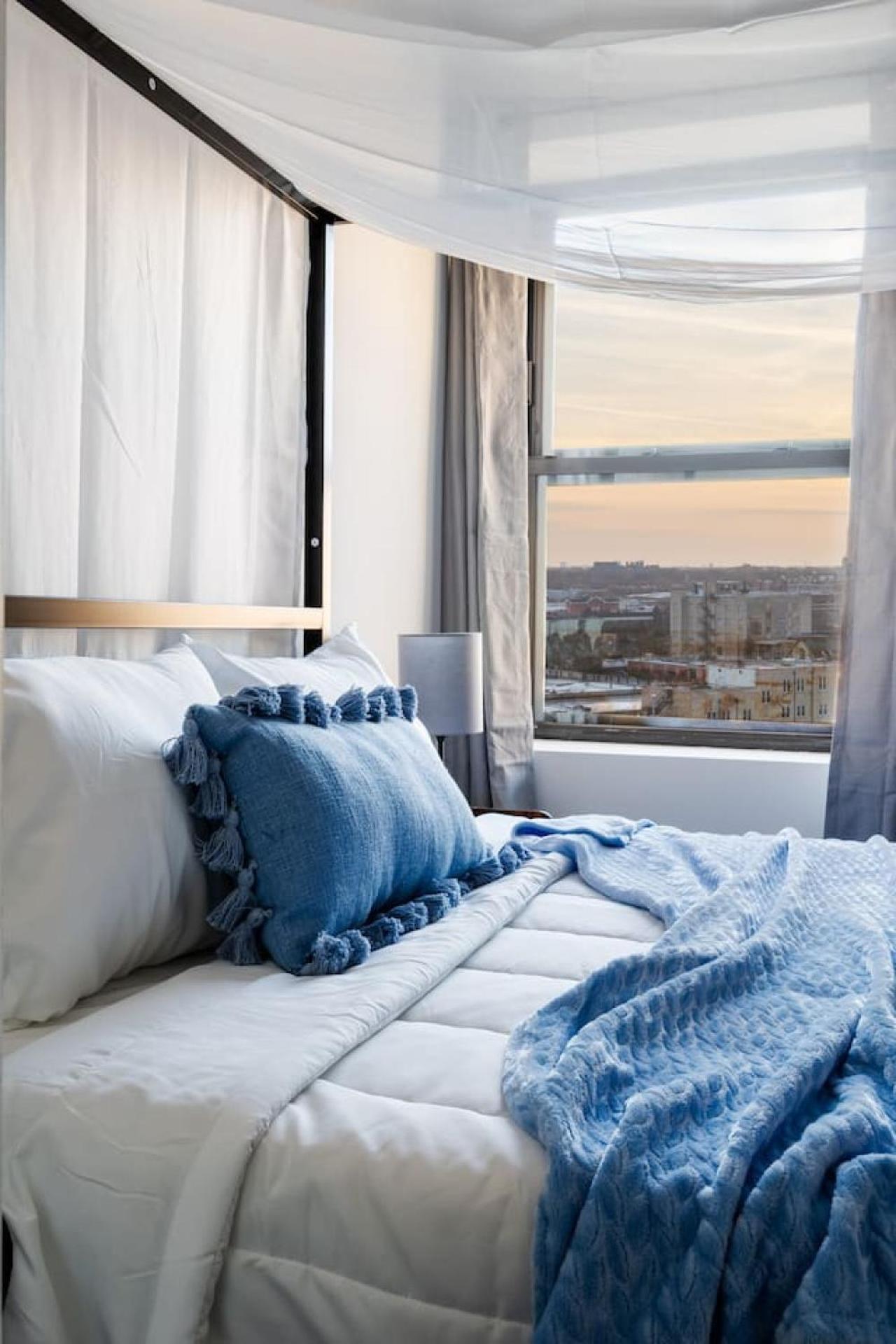 Elegant Style Loft Montrose Rooftop Wfh Gym Apartment Chicago