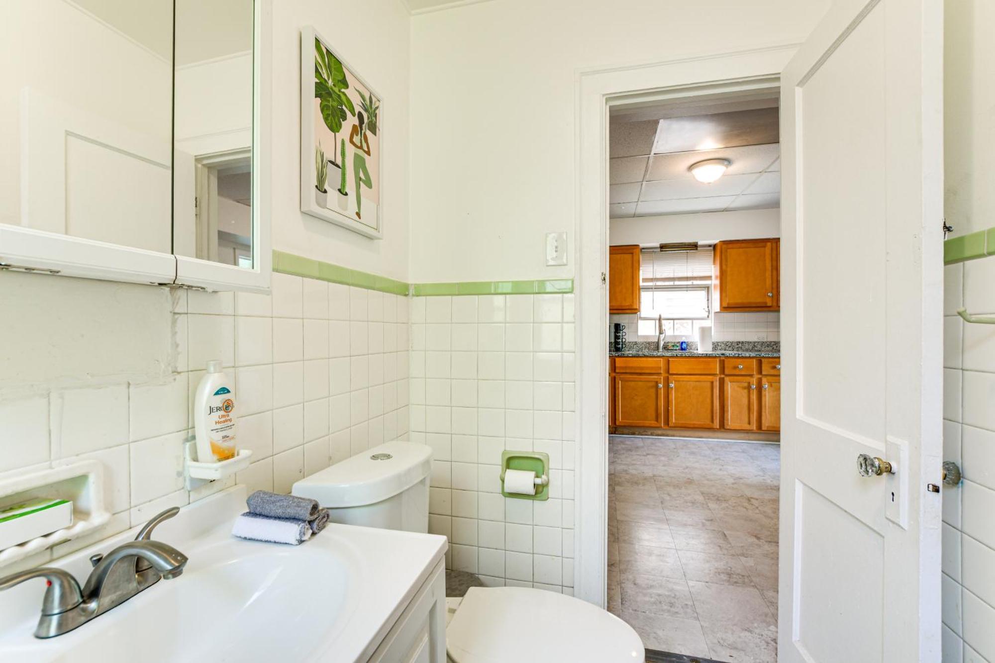 2 Mi To Rainbow Park South Side Charmer! Apartment Chicago