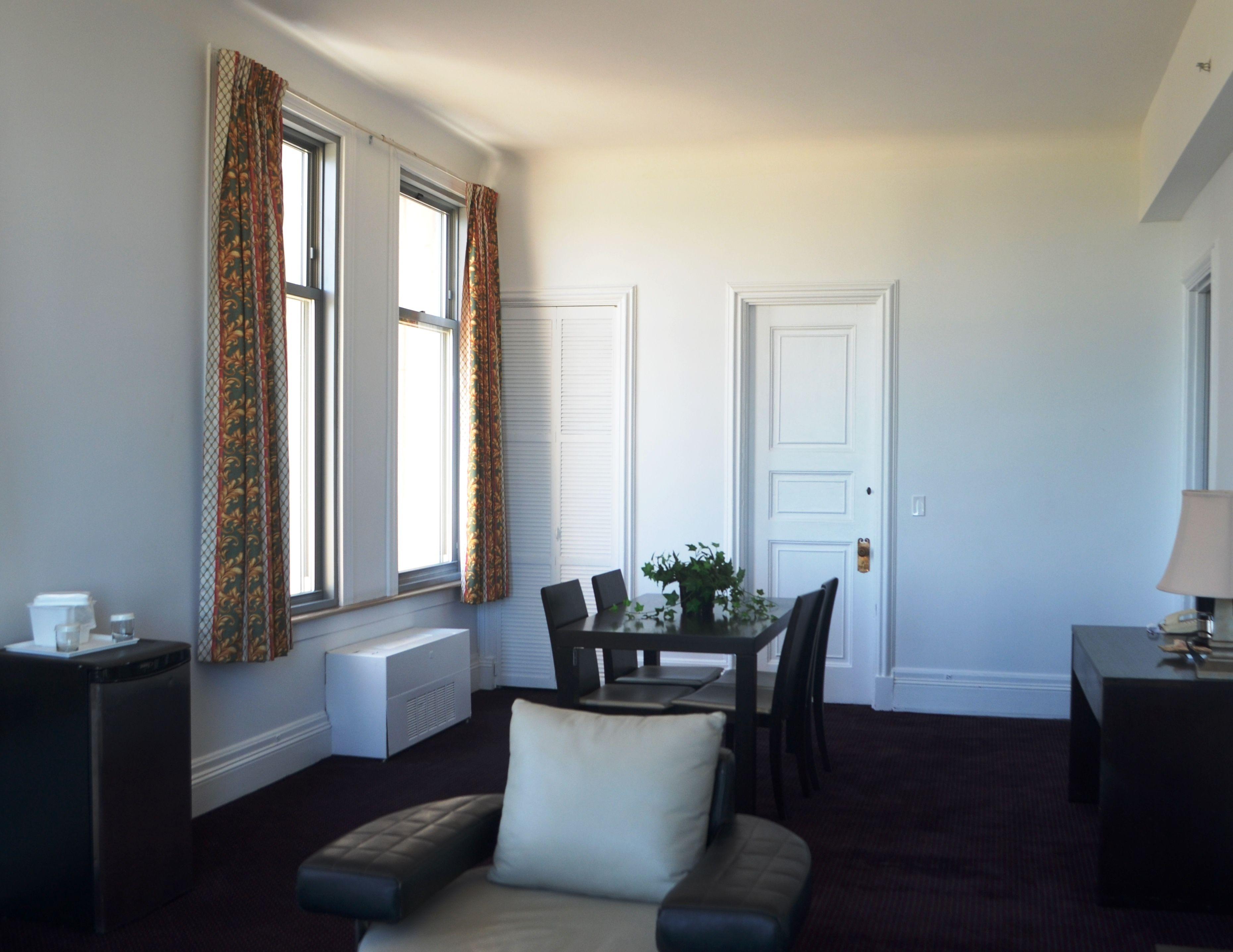 Congress Plaza Hotel 3*