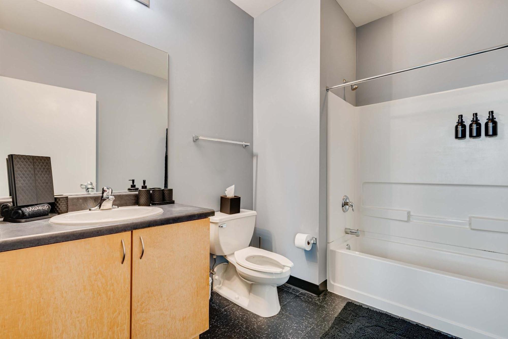 West Loop - Views With In & Out Parking 5 Apartment *