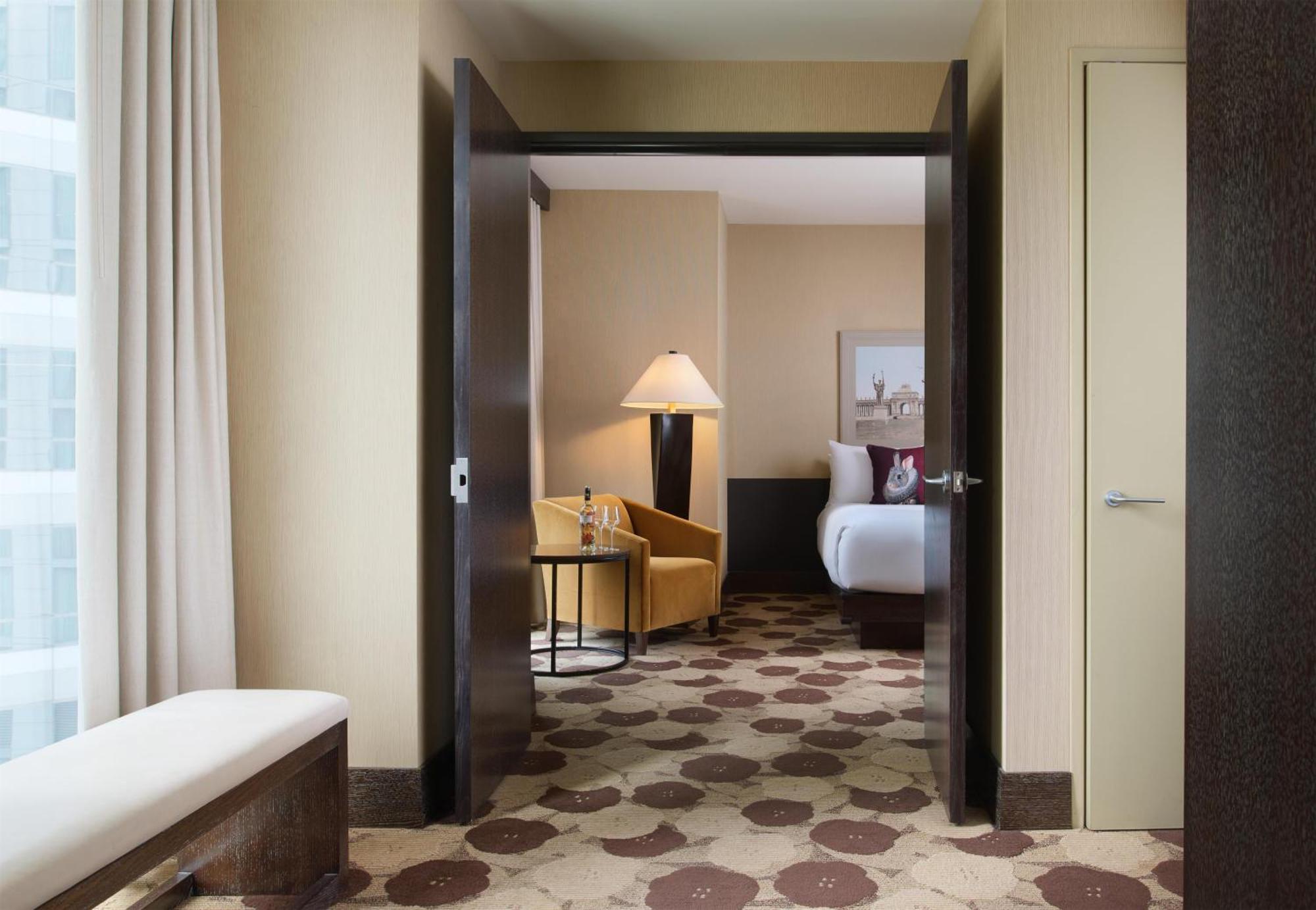 Hotel The Royal Sonesta River North 4*