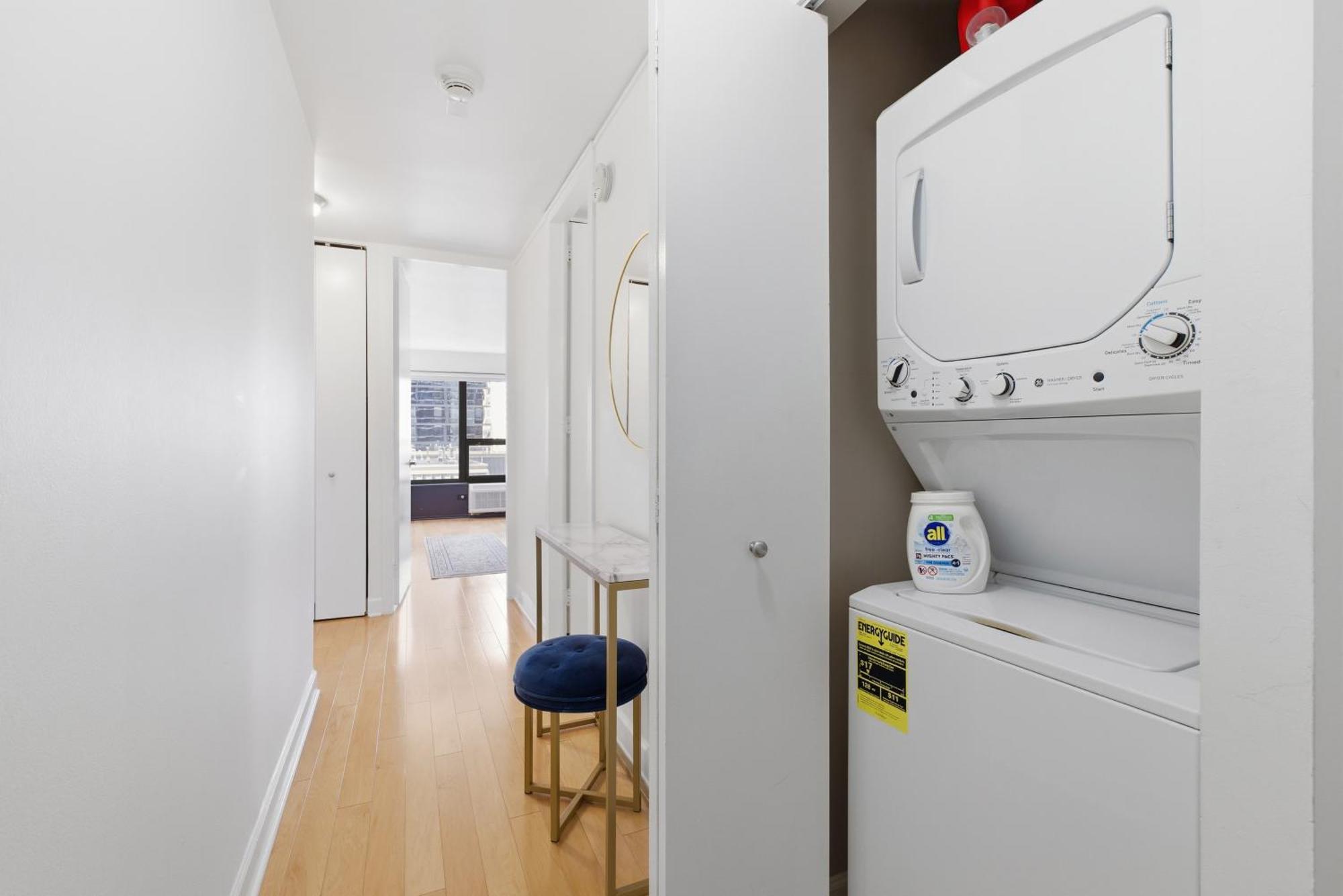 2bd River North Million Dollar Views! Parking Incl Apartment Chicago