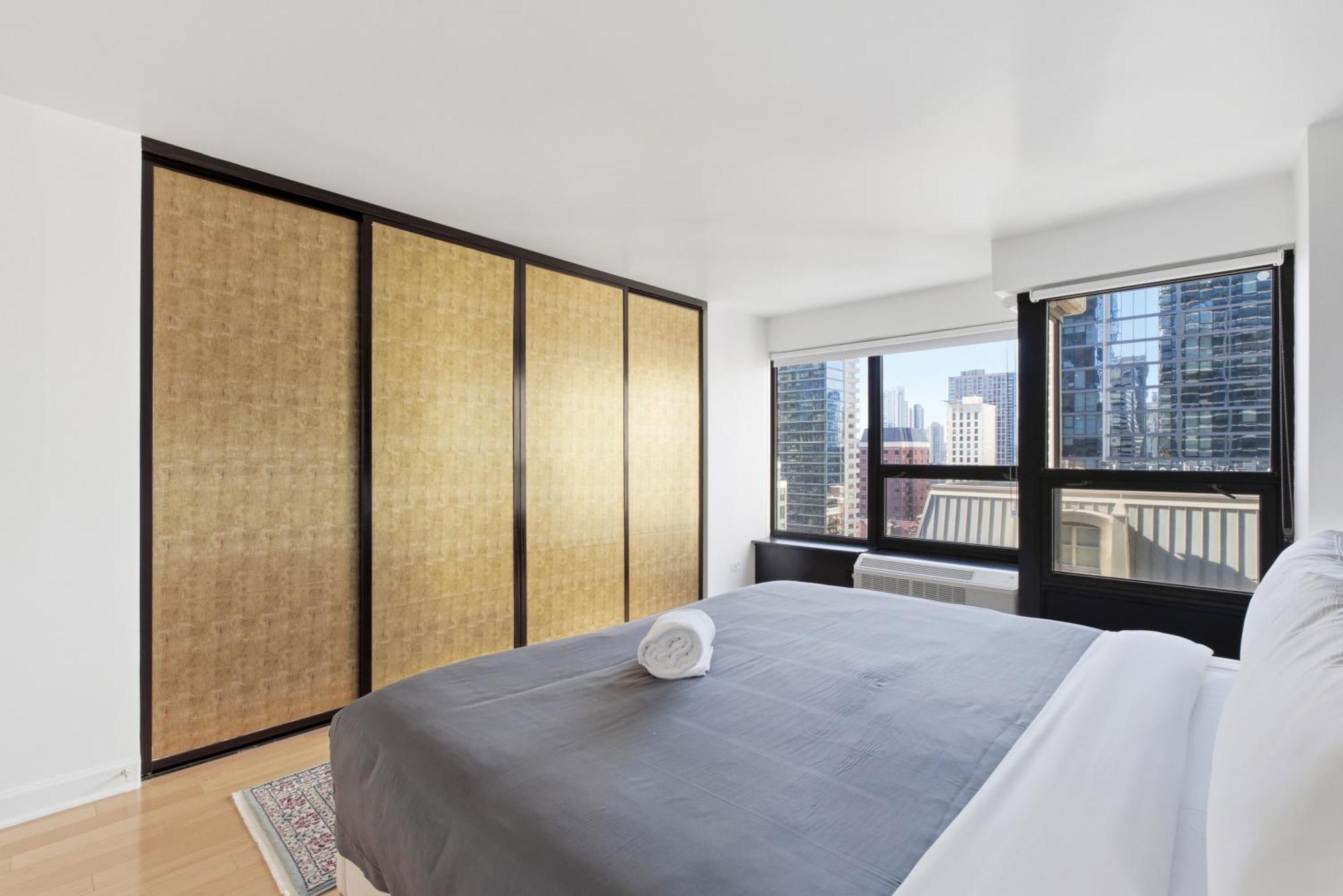 2bd River North Million Dollar Views! Parking Incl *