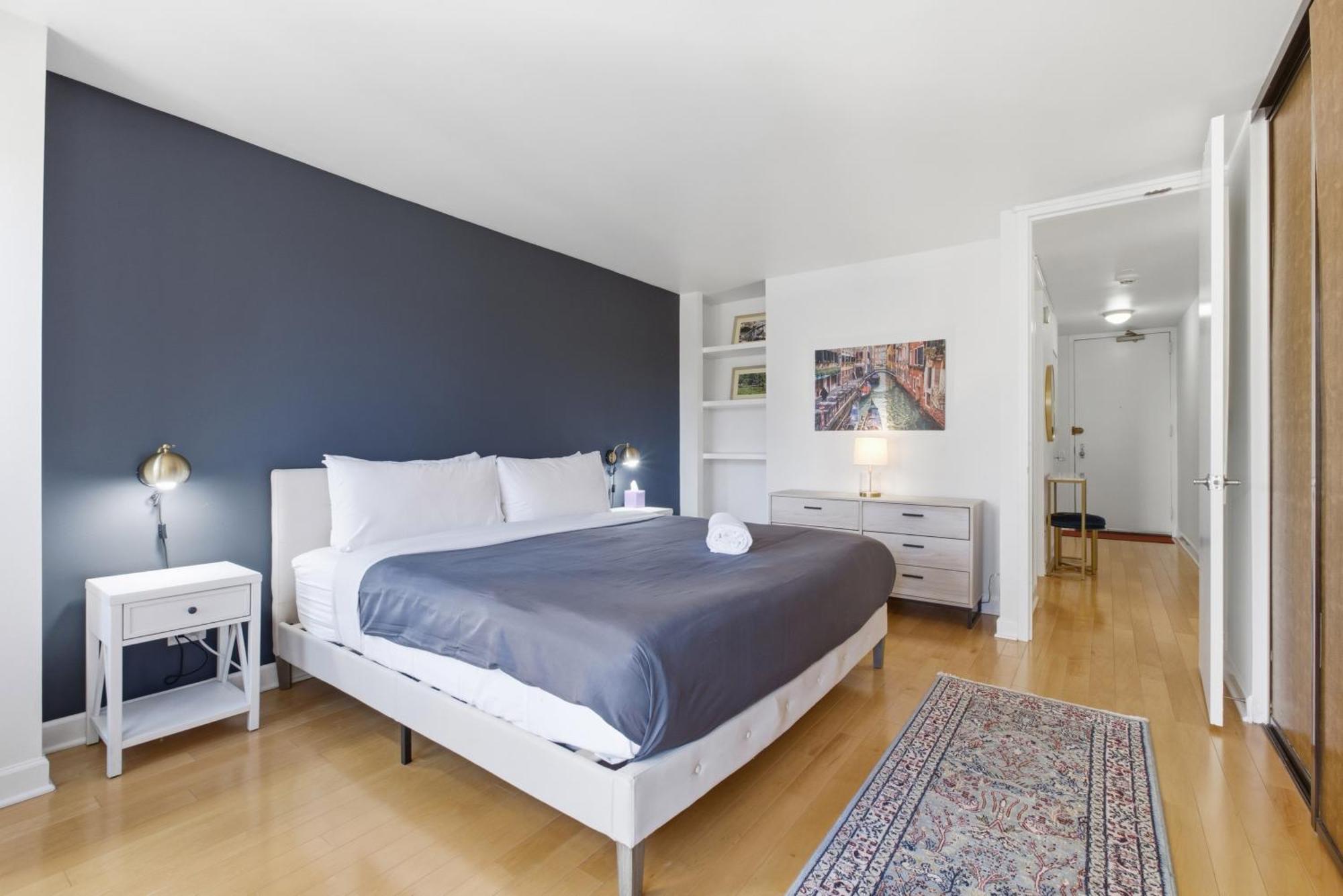 2bd River North Million Dollar Views! Parking Incl