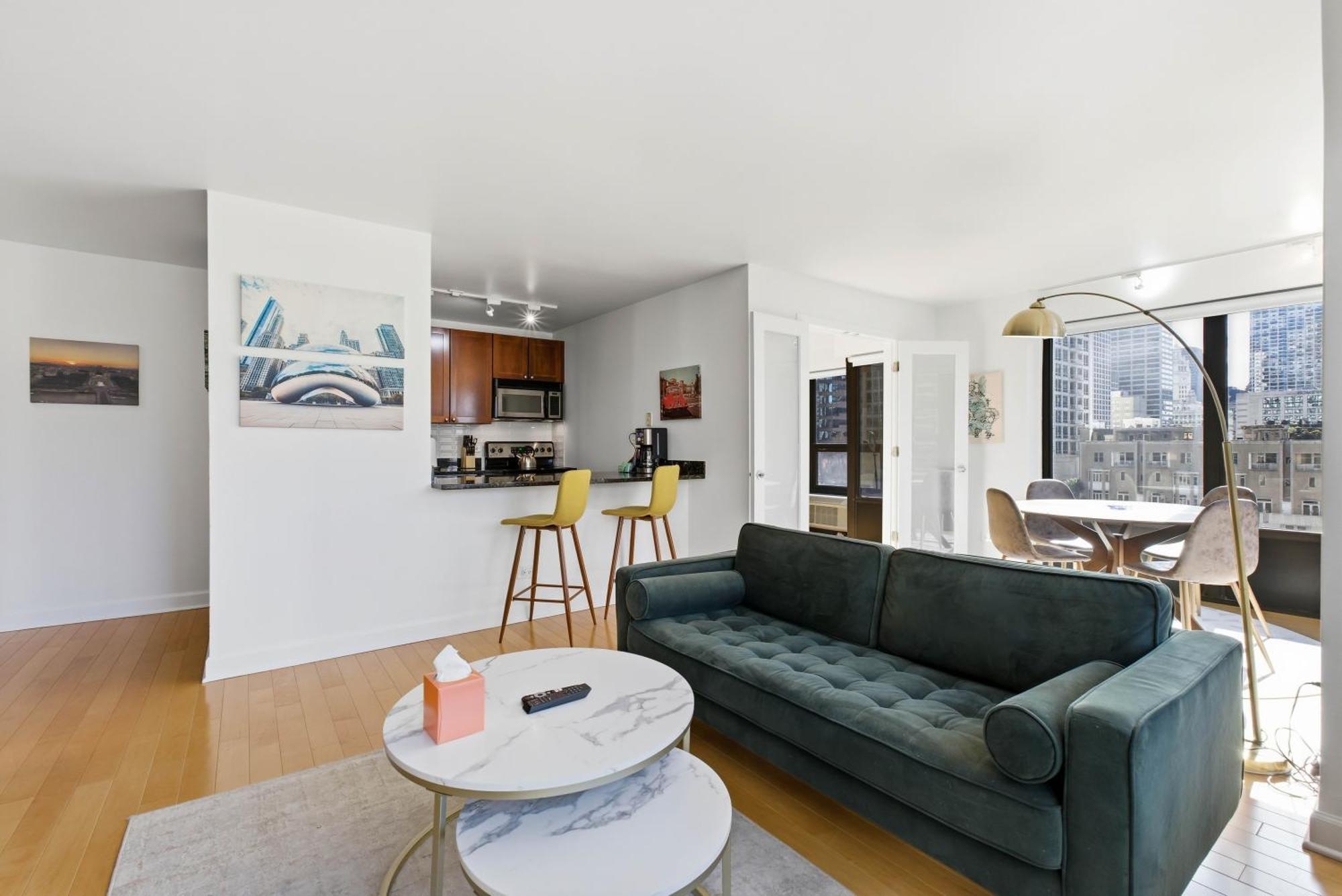 2bd River North Million Dollar Views! Parking Incl *