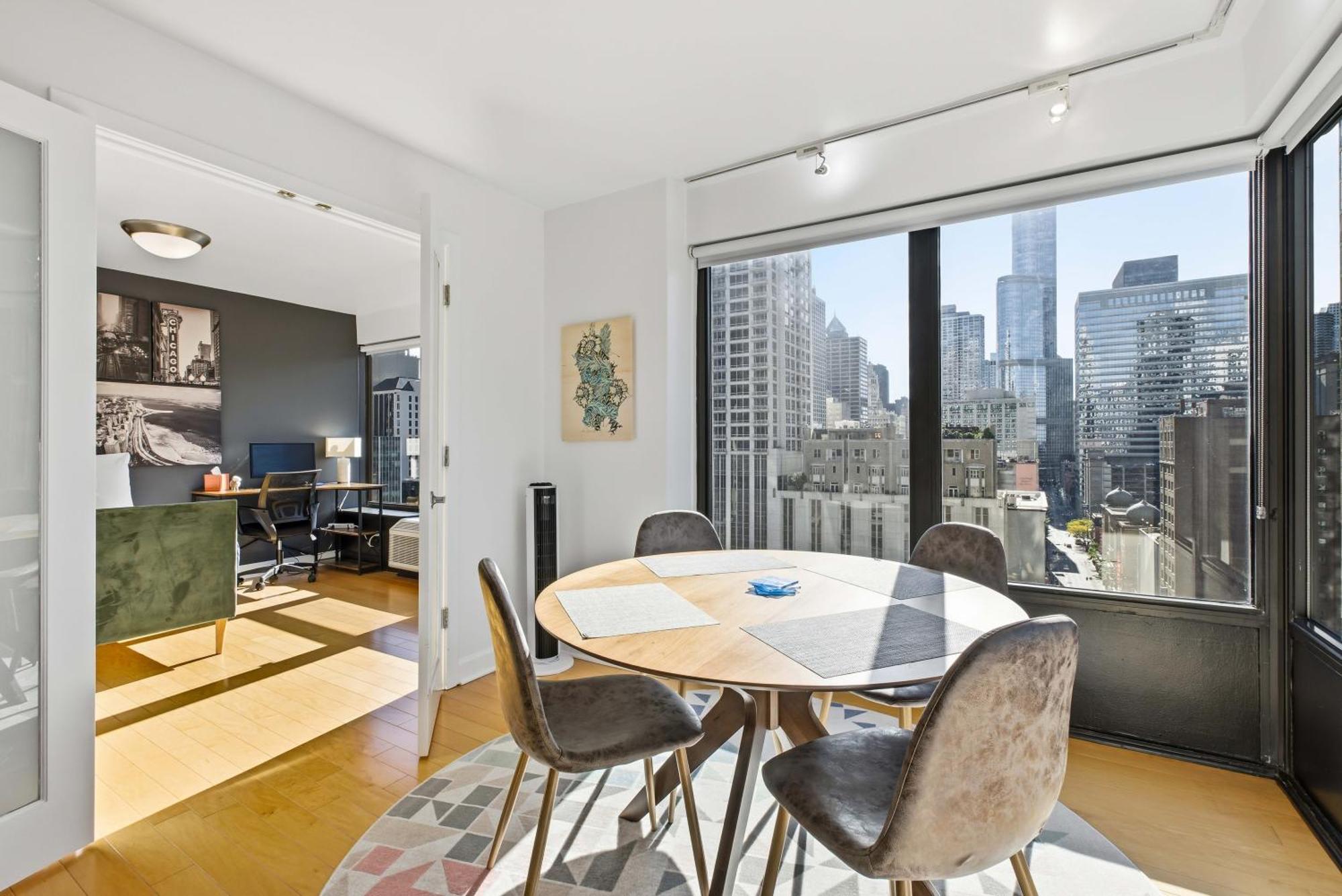 2bd River North Million Dollar Views! Parking Incl *