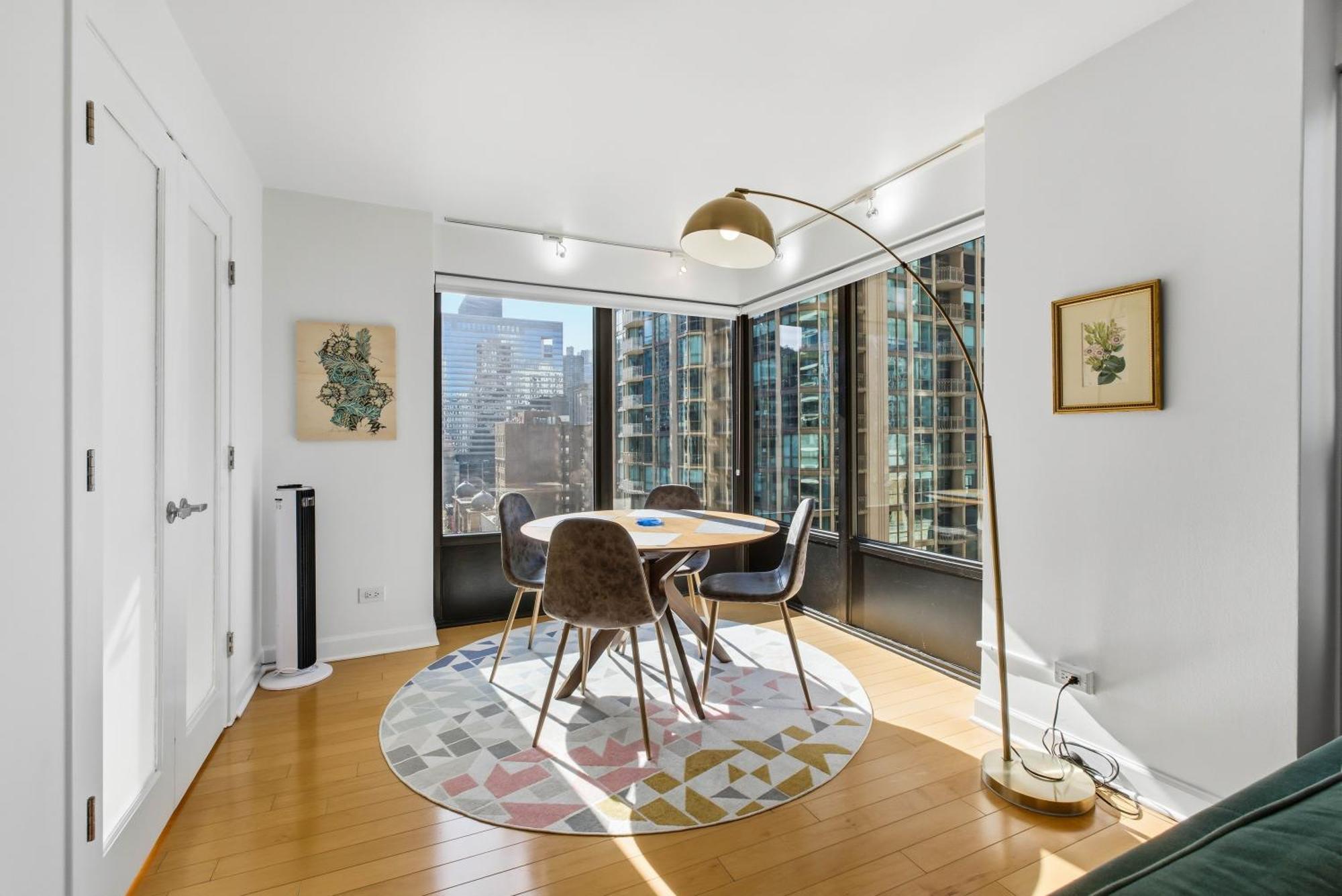 2bd River North Million Dollar Views! Parking Incl Apartment