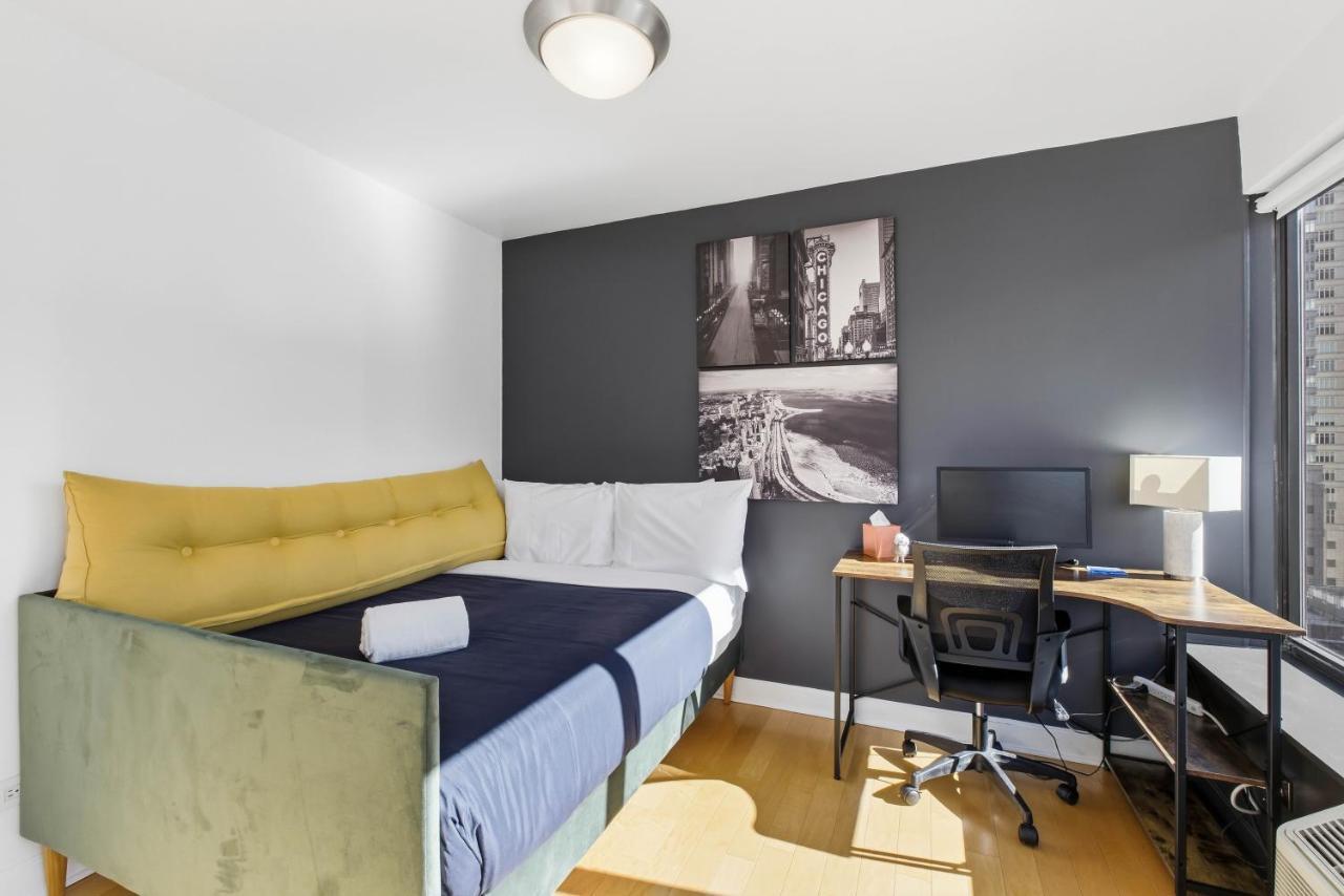 2bd River North Million Dollar Views! Parking Incl Chicago