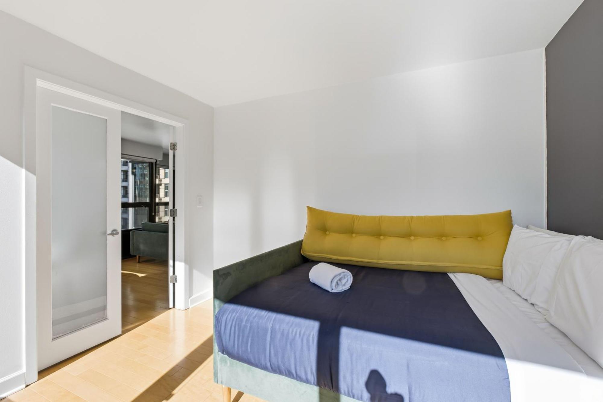 2bd River North Million Dollar Views! Parking Incl *