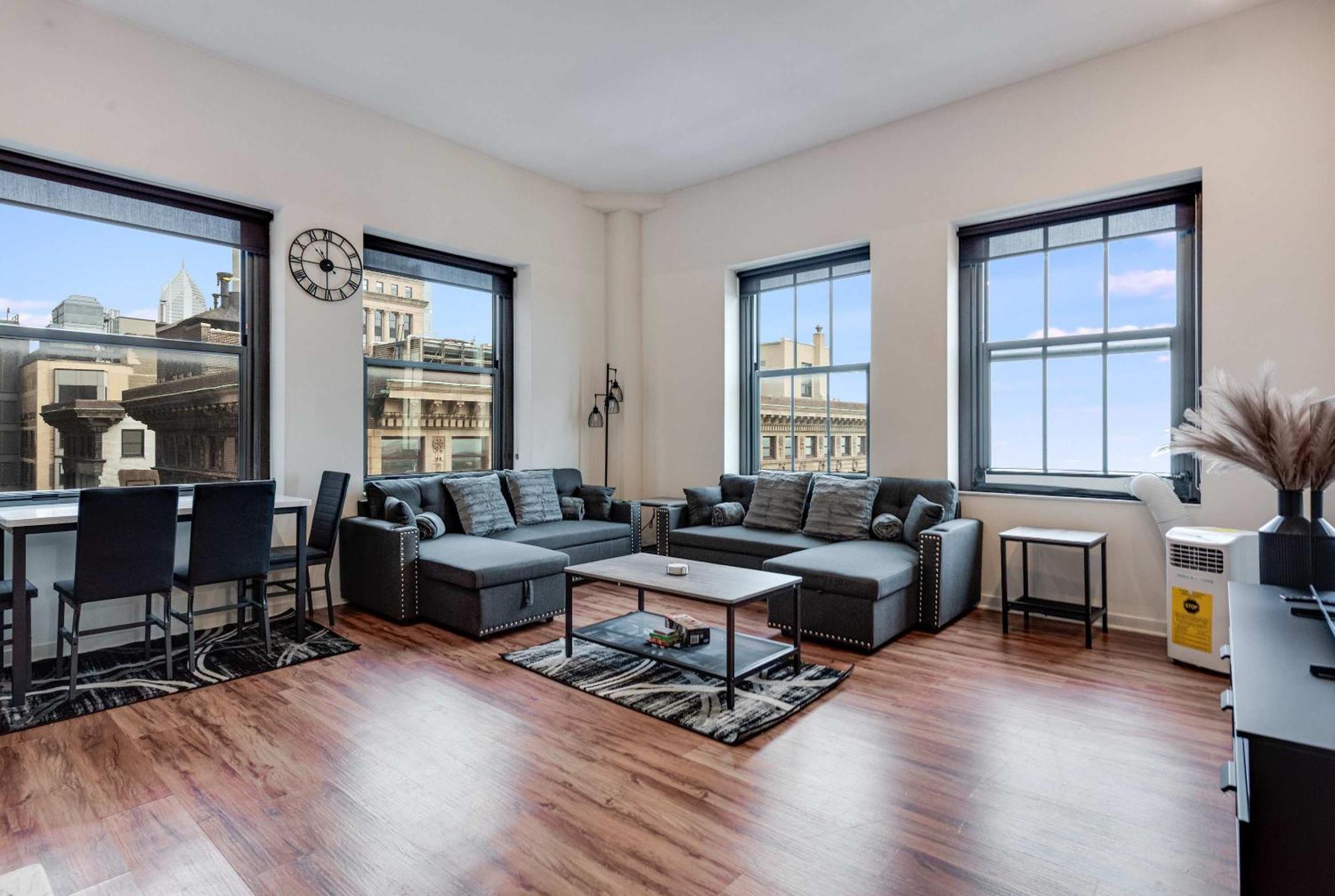 Downtown With Free In & Out Parking 4 Chicago