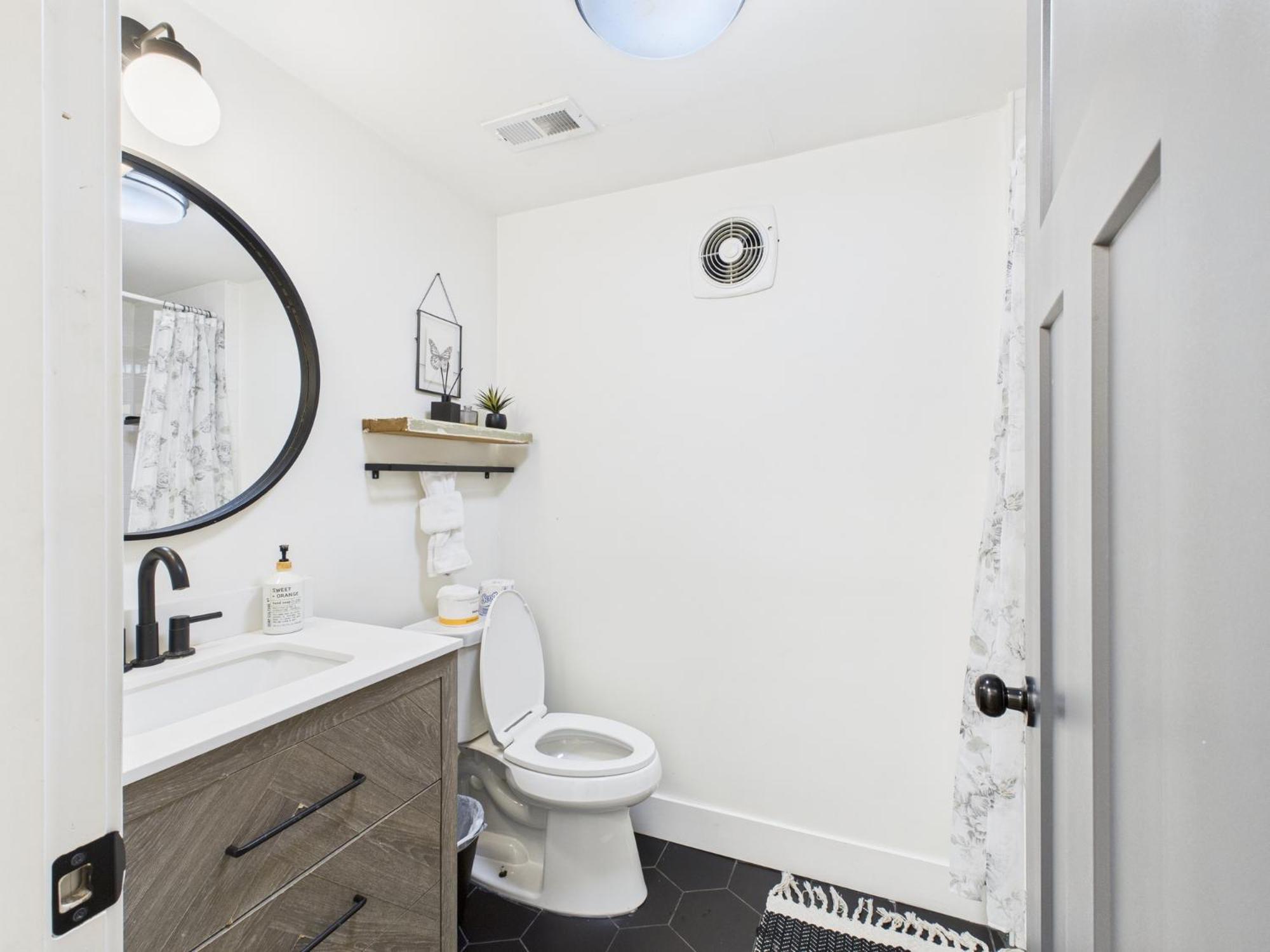 Apartment 2br Patio W Fire Pit, Free Parking 5 Gbps Chicago