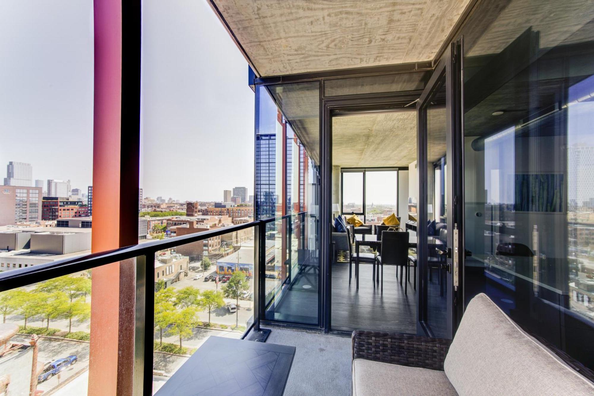 2br Designer Loft Modern Luxe In Center *