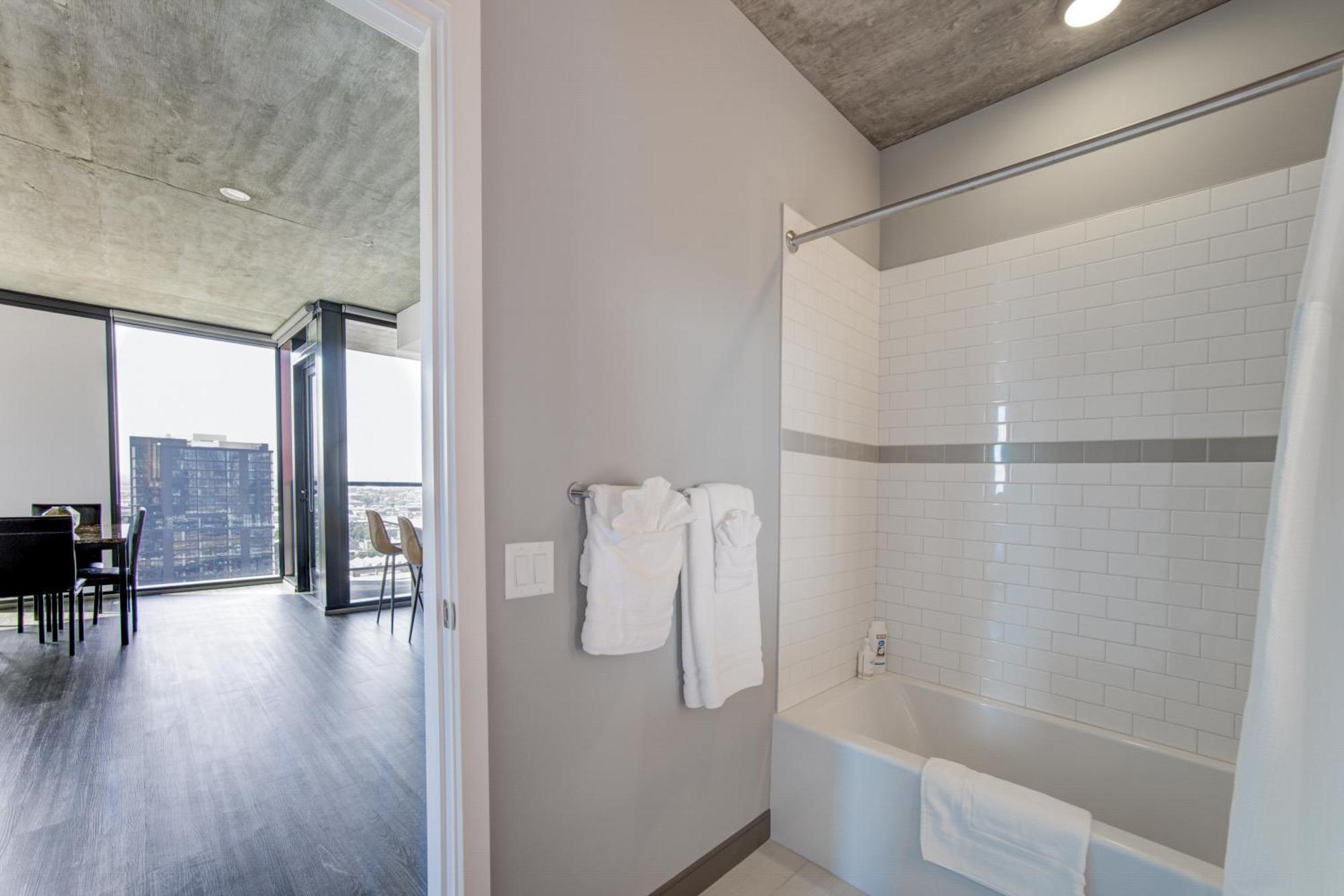 Apartment 2br Designer Loft Modern Luxe In Center