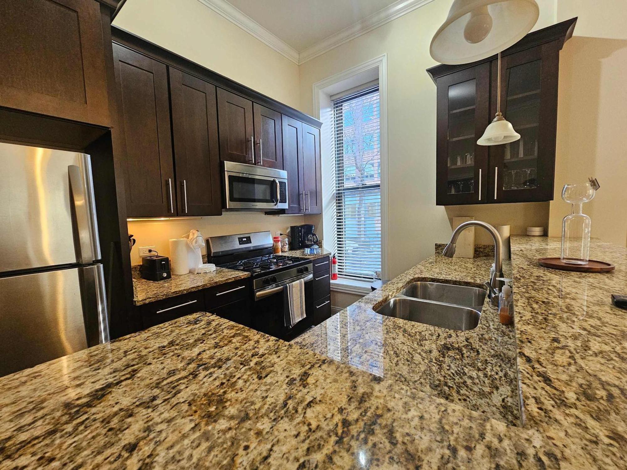 Gold Coast Downtown Sleeps 20 *