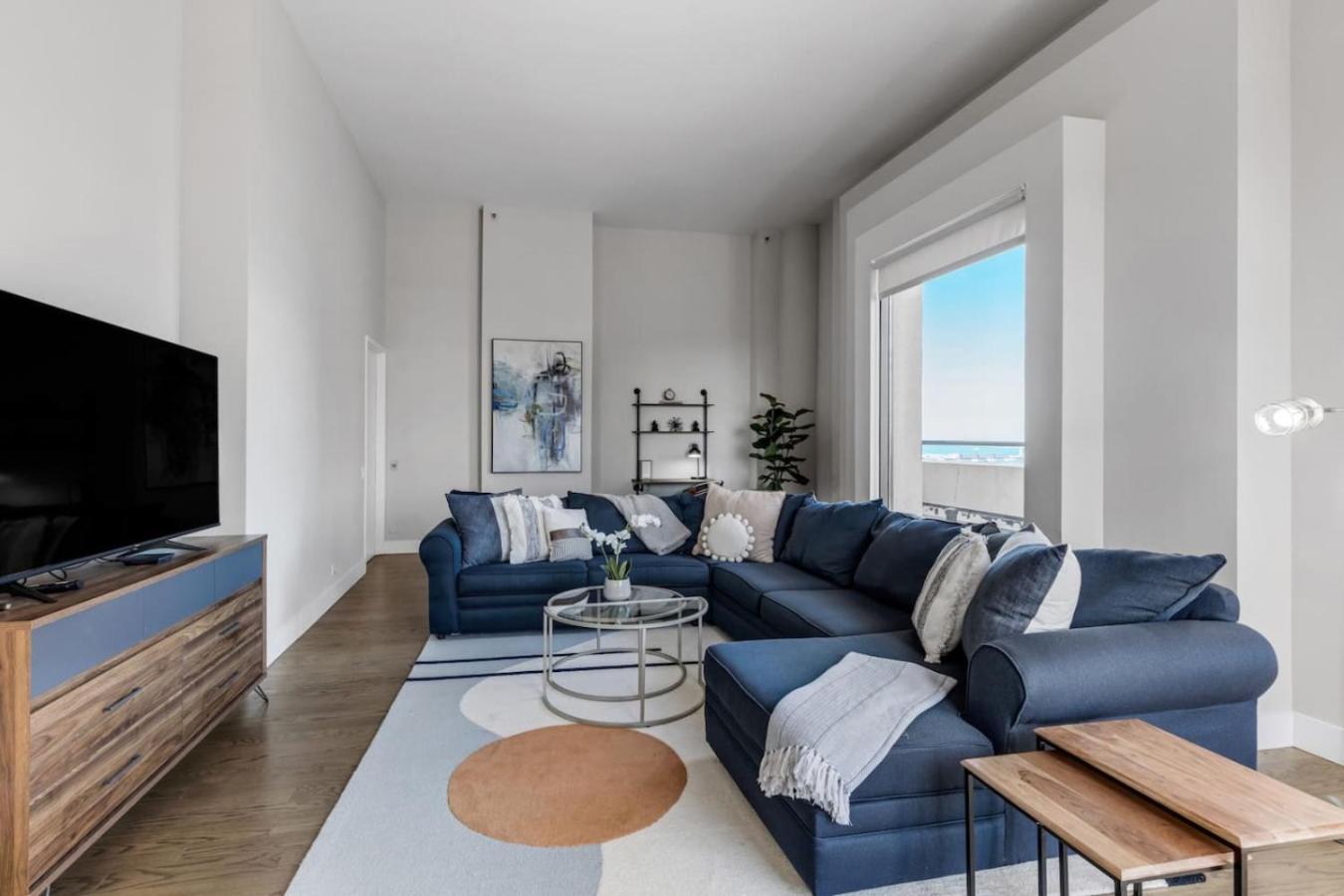 Downtown Penthouse 11Parking Gym Pvt Patio Apartment