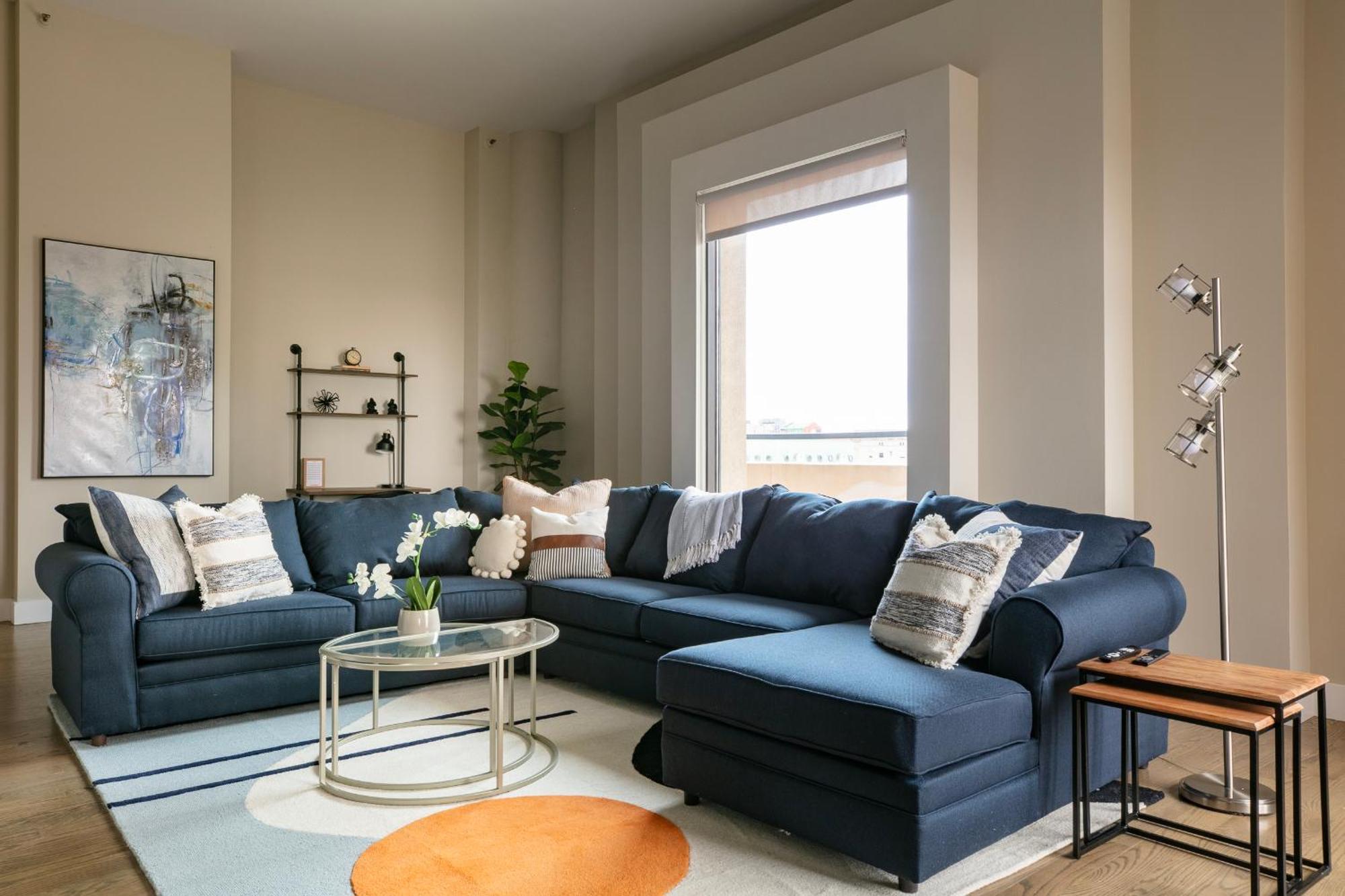 Downtown Penthouse 11Parking Gym Pvt Patio Apartment *