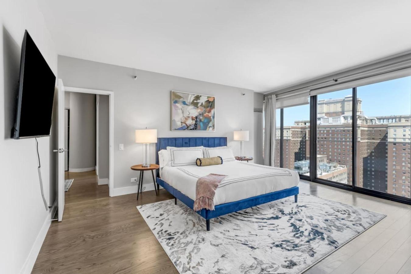 Downtown Penthouse 11Parking Gym Pvt Patio Chicago