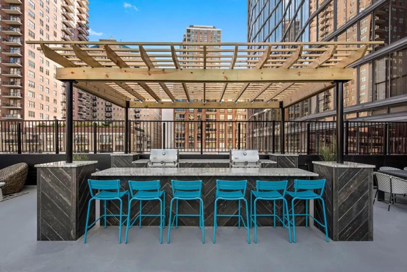 Downtown Penthouse 11Parking Gym Pvt Patio *