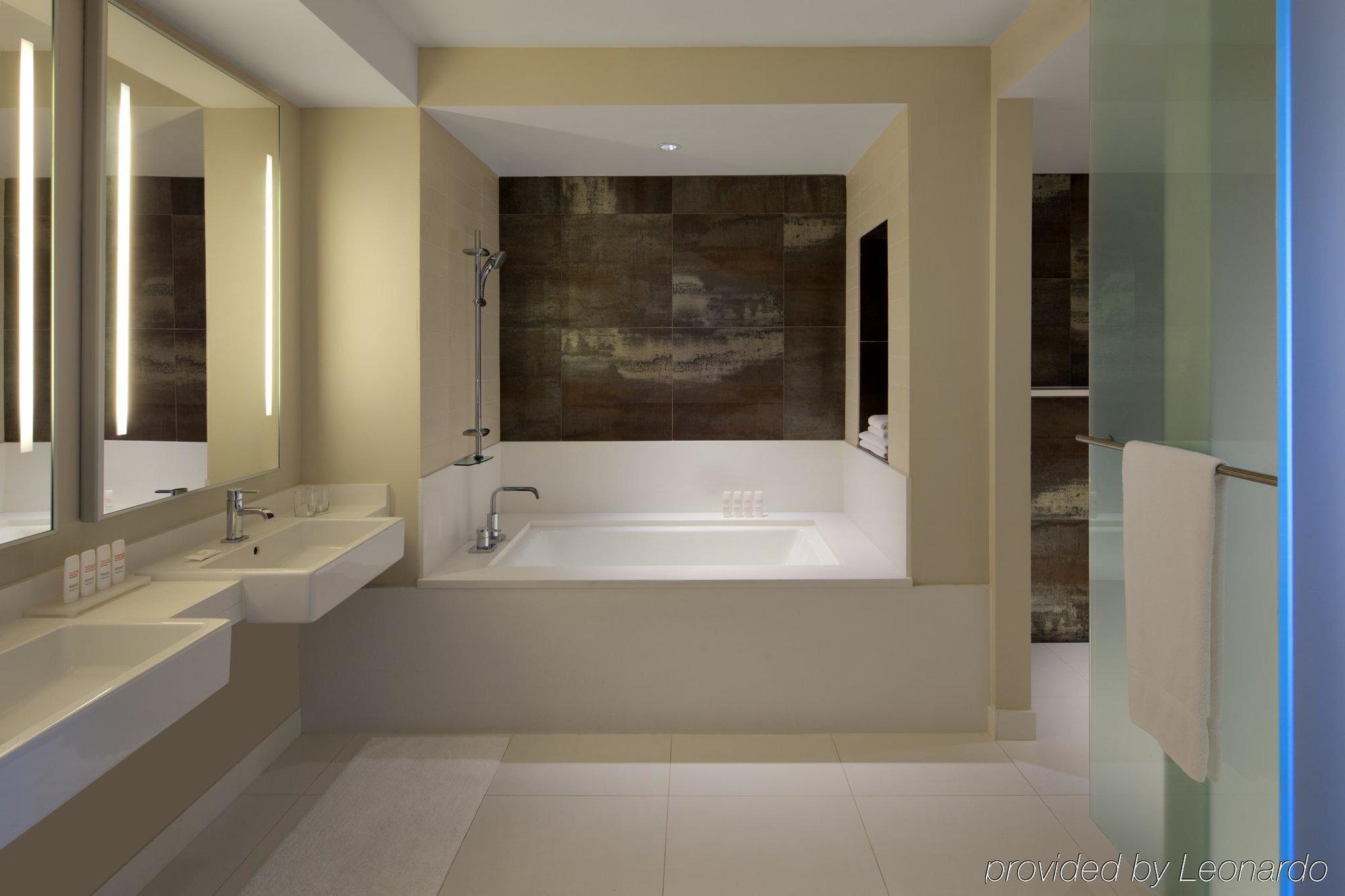 Radisson Blu Aqua Hotel, 4*