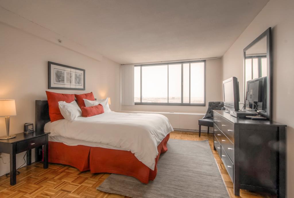 Global Luxury In Downtown Apartment