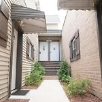 2Br Airy & Tidy Apt With Free Covered Parking - Central Modern