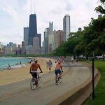 2Br Airy & Tidy Apt With Free Covered Parking - Central Modern
