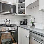 Chic & Updated Studio Apt In East Lakeview - Barry S1