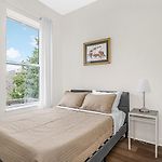 Spacious 5-Br Apt Next To Transit Free Parking