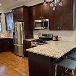 Trendy West Town Flat - 2 Bed / 1.5 Bath W Parking