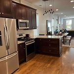 Trendy West Town Flat - 2 Bed / 1.5 Bath W Parking