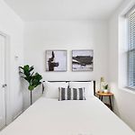 Cozy Studio Apt With In-Unit Laundry And Wi-Fi! - Montrose 111