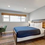 Charming & Bright Multilevel Townhome With Parking