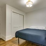 Old Town Chicago At It\'S Finest! Pet Friendly & Recently Renovated Top-Floor Condo Has Everything You Need For A Perfect Windy City Getaway Condo