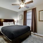Walk To The United Center! No Easier Way To See Your Bulls And Blackhawks In Action! Apts
