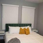 Upscale Apartment Westside Of Chicago