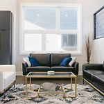Magnificent New Home W/8 Beds & Free Parking