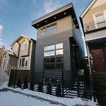 Magnificent New Home W/8 Beds & Free Parking
