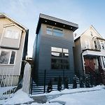 Magnificent New Home W/8 Beds & Free Parking