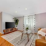 The Logandale: Huge Mid-Century Home, Sleeps 15