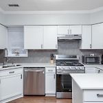 Beautiful Remodeled Penthouse Unit In Old Town