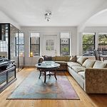 Wrigleyville Home Away From Home! 5 Mins From Downtown! Steps From Lake!! Cozy!