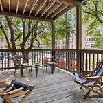 Wrigleyville Home Away From Home! 5 Mins From Downtown! Steps From Lake!! Cozy!