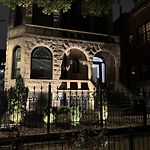 Stone Mansion Sleeps 10-20 Free Tv & Parking