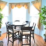 Stone Mansion Sleeps 10-20 Free Tv & Parking