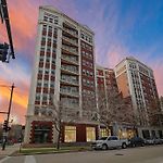 Sleek 1-Bedroom Apt In Chicago - East Park Tower 0610 Rep