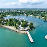 The Chic Urban Oasis Near The Lake!