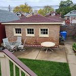 Well-Appointed Cozy Portage Park Apt, Dogs, Kids, Free Parking, 420 Compliant